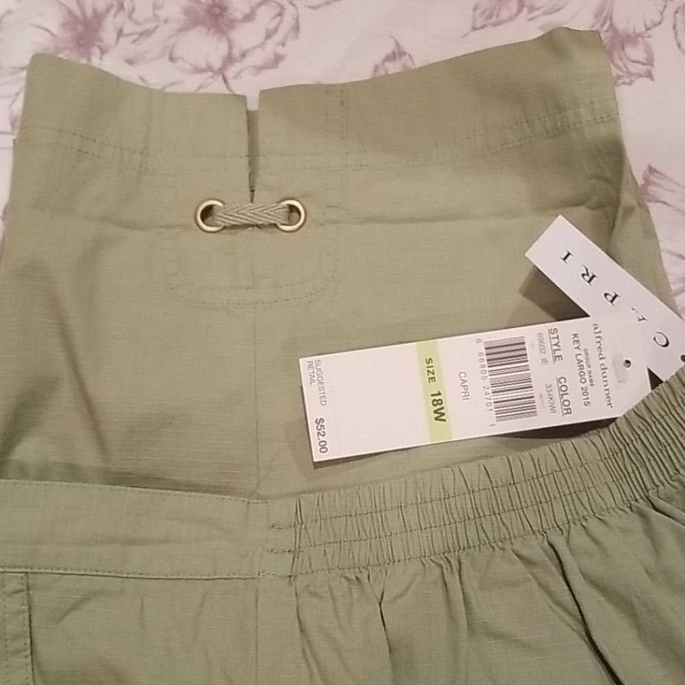 Size 18w Alfred Dunner soft green capris